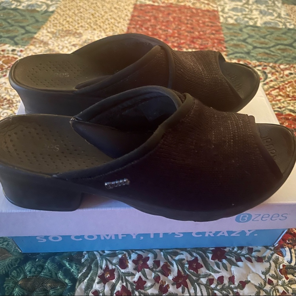 Bzees Black Lulu Sandals